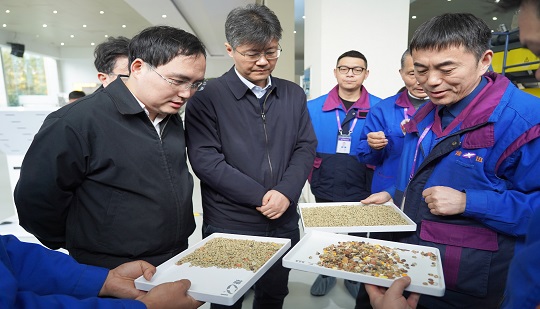 Phó Tổng Giám đốc Zhang Hongqiang và Giám đốc Li Weiguang từ Bộ Thương mại tỉnh Anhui